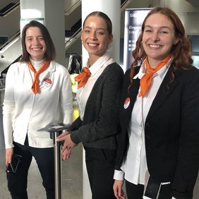 Komm ins Team der Teamplayer! Supervisorin Inka (rechts) unterstützt alle Staffmitglieder während des Messebetriebes - hier mit Kolleginnen der Registrierung.