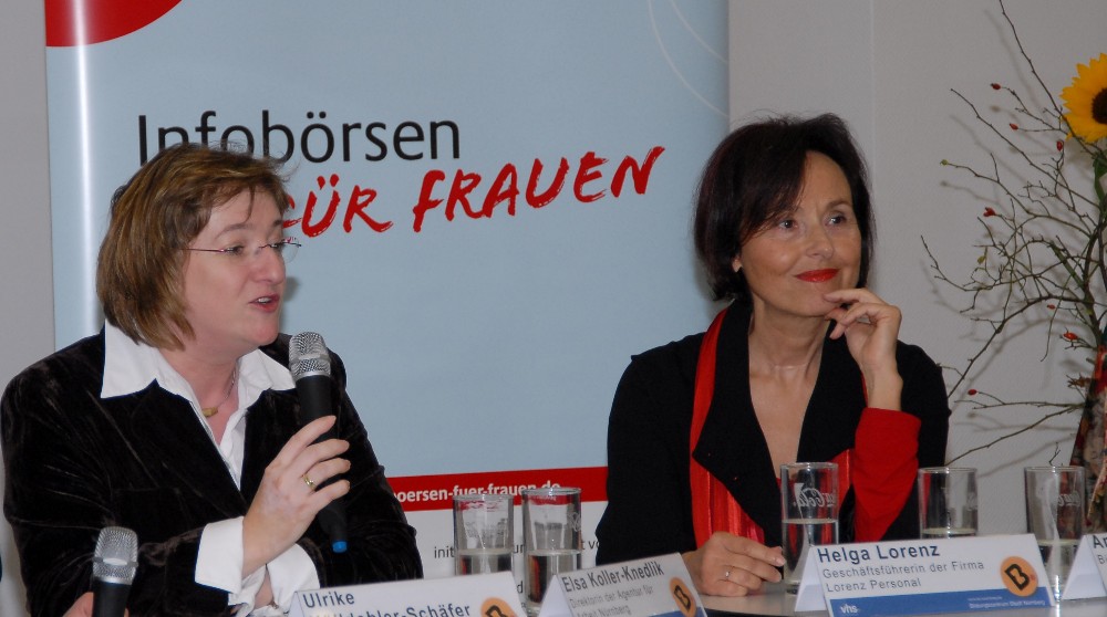 Die Leiterin der Arbeitsagentur Nürnberg Elsa Koller-Knedlik mit Helga Lorenz während einer Diskussionsrunde zur Förderung von Frauen im Beruf